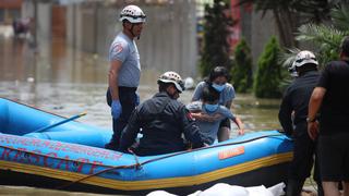 Policía utiliza bote para rescatar a vecinos de SJL tras aniego
