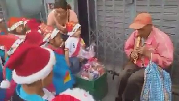Los niños sorprendieron a un adulto mayor con un regalo por Navidad. (Facebook)