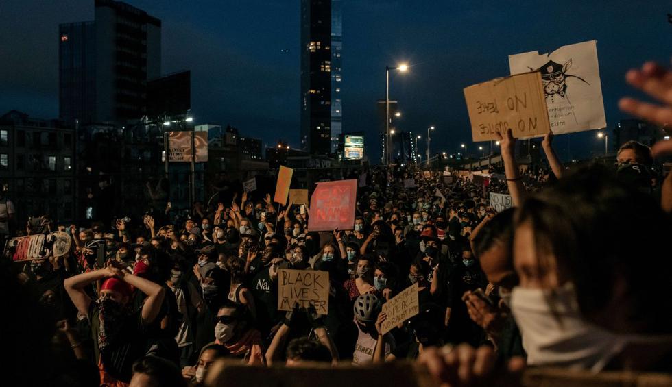 Las protestas por la muerte de George Floyd no cesan en Estados Unidos, donde al menos 40 ciudades han decretado el toque de queda y permanecen bajo custodia de la Guardia Nacional. Imagen de una protesta en Nueva York. (Scott Heins/Getty Images/AFP).