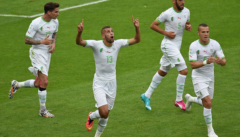 Slimani celebrando con sus compañeros el primer gol de Argelia. Marcador es 2-0. (AFP)