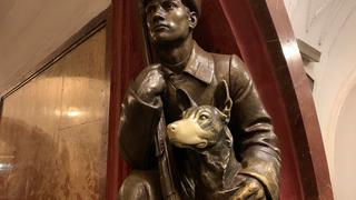 ‘El perro de bronce’: Supersticiones y pandemia en el metro de Moscú