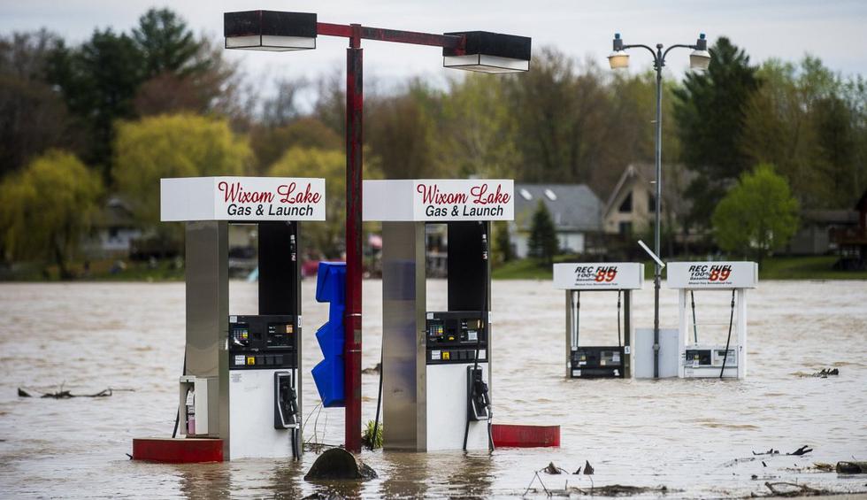El agua de la inundación rodea las bombas de gas de Wixom Lake Gas & Launch en Beaverton, Michigan. (Katy Kildee/Midland Daily News/AP).