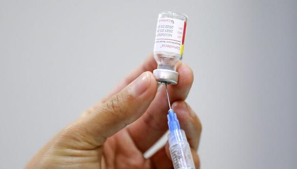 Una enfermera prepara una dosis de la vacuna china CanSino contra COVID-19, el 3 de junio de 2021. (AFP / JAVIER TORRES).