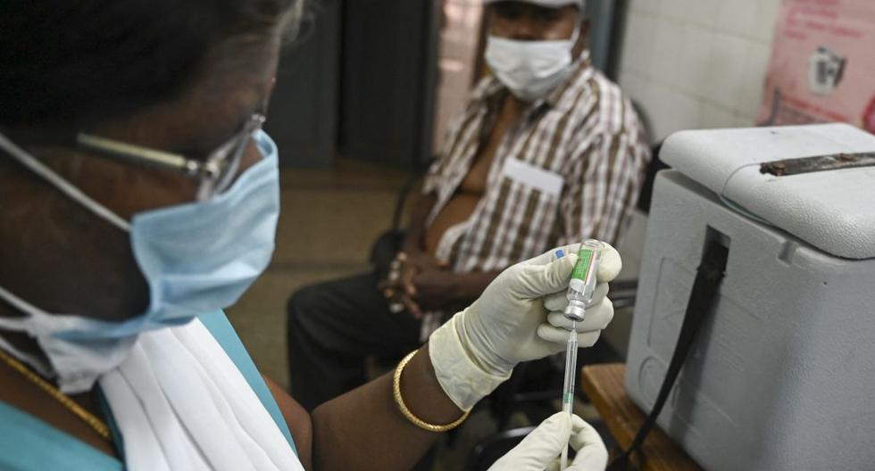 Un trabajador de la salud se prepara para inocular a un hombre con una dosis de la vacuna contra el coronavirus en Chennai (India), el 21 de mayo de 2021. (Arun SANKAR / AFP).