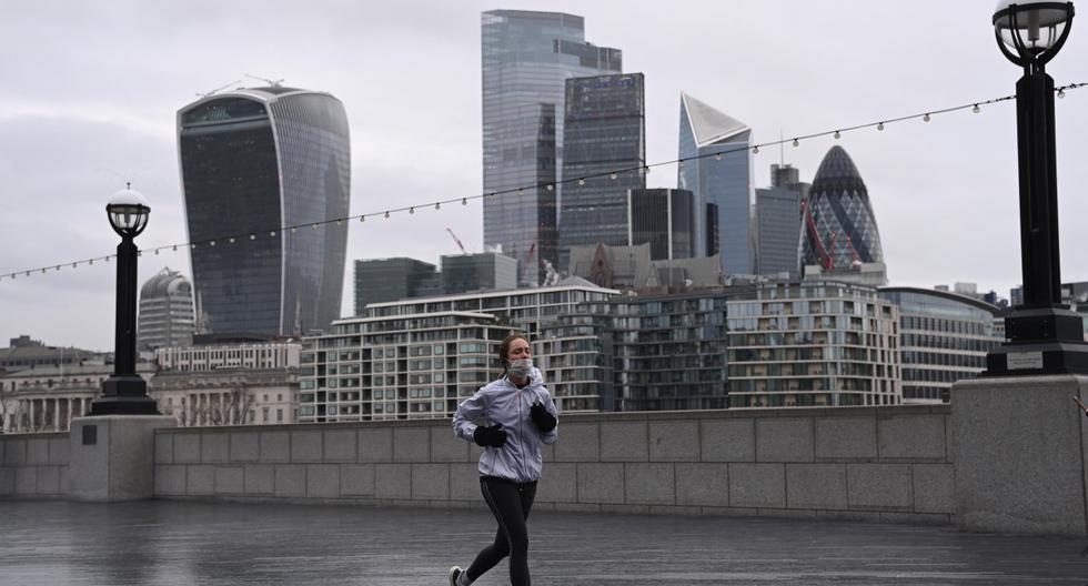 Una persona es vista corriendo en Londres, Reino Unido, el 5 d enero de 2020. (EFE/EPA/FACUNDO ARRIZABALAGA).