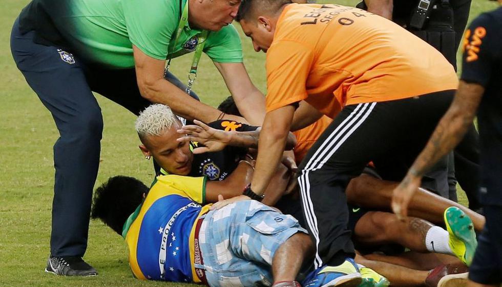 Neymar fue derribado por hincha durante invasión a cancha en la que Brasil entrenaba. (Reuters)
