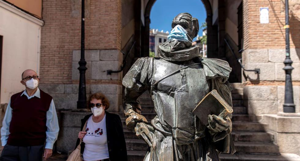 Imagen referencial. Vista de la estatua de Miguel de Cervantes con una mascarilla, en Toledo (España). (EFE/Ismael Herrero).
