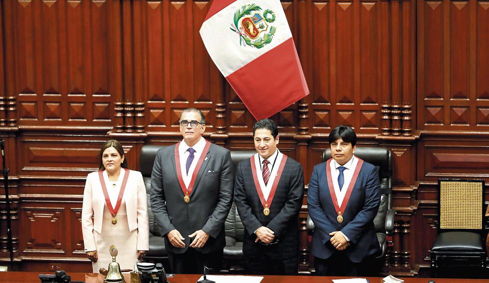 expectativa. De izquierda a derecha, Karina Beteta, Pedro Olaechea, Salvador Heresi y Marvin Palma conforman la nueva Mesa Directiva. (César Campos)