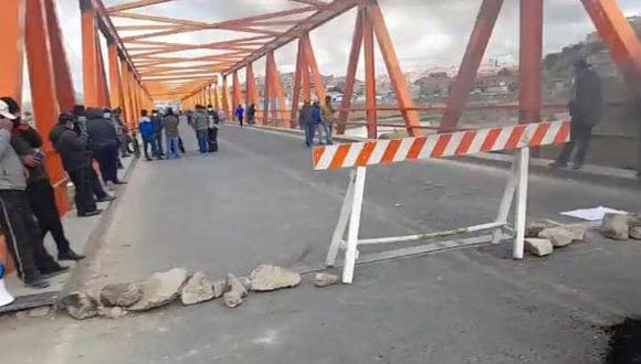 El puente de Ilave amaneció bloqueado este martes. (Foto: Facebook R startv)