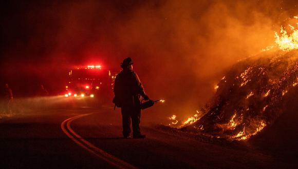 Un bombero cerca del incendio forestal de Kincade, en Geyserville, California. (AFP)