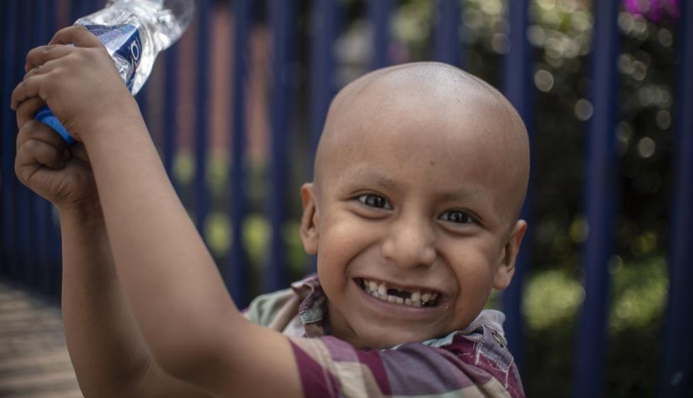Hermes Soto, un niño mexicano de cuatro años, diagnosticado con cáncer, sonríe frente al Hospital de Niños de la Ciudad de México. (AFP).
