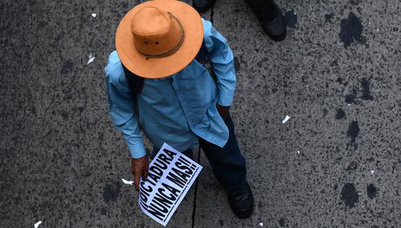 Miles salieron a las calles para protestar contra el uso de bitcoins y otras medidas económicas, y contra un decreto que destituyó a los jueces de sus funciones, en San Salvador, el 30 de septiembre de 2021. (Foto: MARVIN RECINOS / AFP)