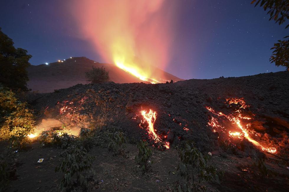 Un extenso flujo de lava del volcán de Pacaya, en el sur de Guatemala, amenaza con alcanzar a una comunidad asentada en las faldas del coloso poniendo en riesgo a casi 1.800 pobladores, informó este martes una fuente de Protección Civil. (Texto y foto: AFP).