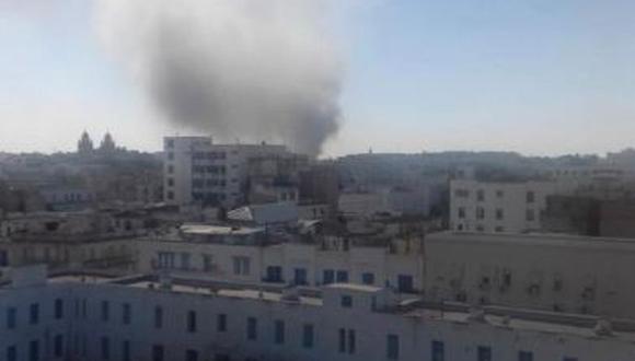 Una de las imágenes difundidas por las redes sociales de la explosión en la capital de Túnez. (Foto: Twitter/@ramiBenM)