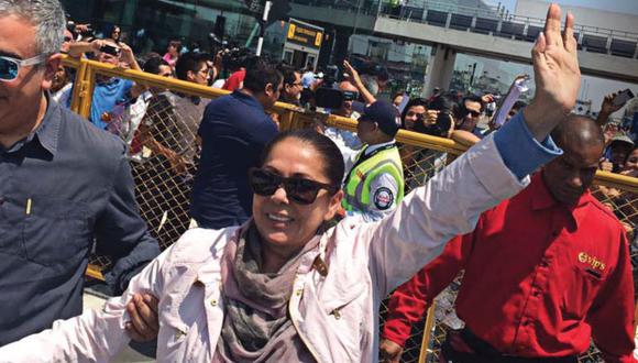 Isabel Pantoja saludó a sus fans y se tomó fotos con ellos en el aeropuerto Jorge Chávez.