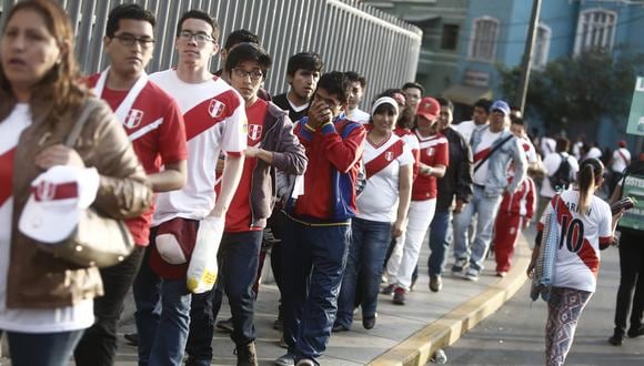 Hinchas peruanos ya ingresan al Estadio Nacional. (César Campos)