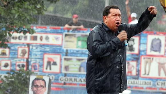 EMPAPADO. Hugo Chávez dio un breve mensaje bajo intensa lluvia. (AP)