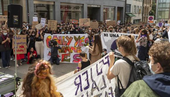 Cientos se manifestaron contra la medida de la corte a favor de un sentenciado por violación sexual. (Foto: @MENAFN)