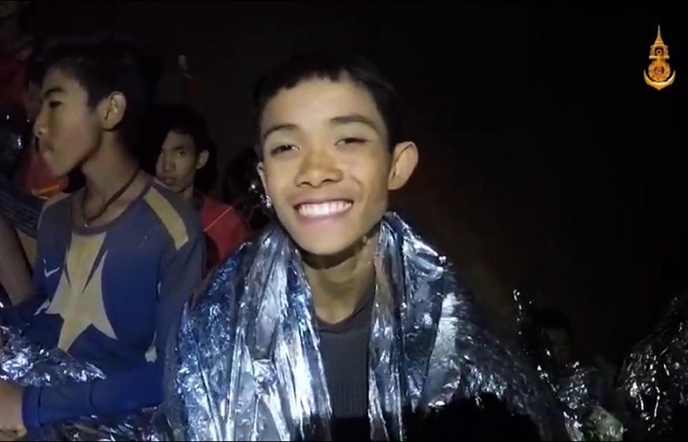 Captura de video cedida por Thai Royal Navy que muestra el estado en que se encuentra el equipo de fútbol atrapado en una sección de la cueva Tham Luang. EFE)