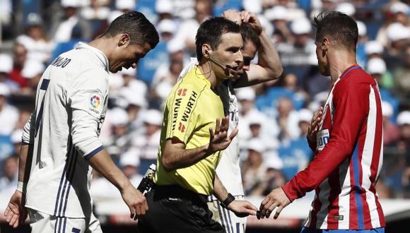 Ronaldo y Torres se enfrentaron luego del descuento del Real Madrid en el Vicente Calderón. (EFE)