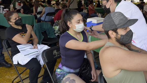 Los extranjeros que se han vacunado en México han estado entre los grupos de edad que se han ido inmunizando en el país. (Foto: ALFREDO ESTRELLA / AFP)