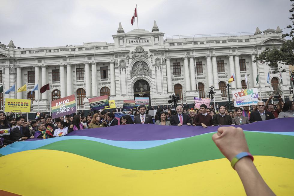 Una sola fuerza. Políticos y colectivos LGTBI se unieron para defender la igualdad en el Perú.