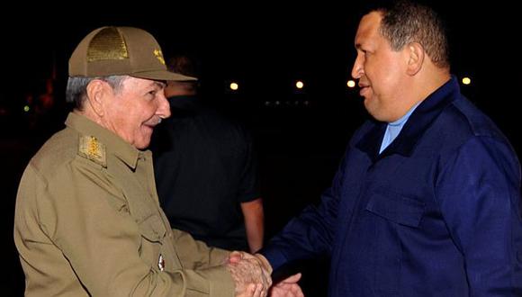 Medios cubanos publicaron esta foto de la llegada de Chávez. (AP)