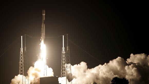 El Falcon 9 es un cohete de dos etapas impulsado por oxígeno líquido y queroseno para cohetes densificado. (Foto: AP)