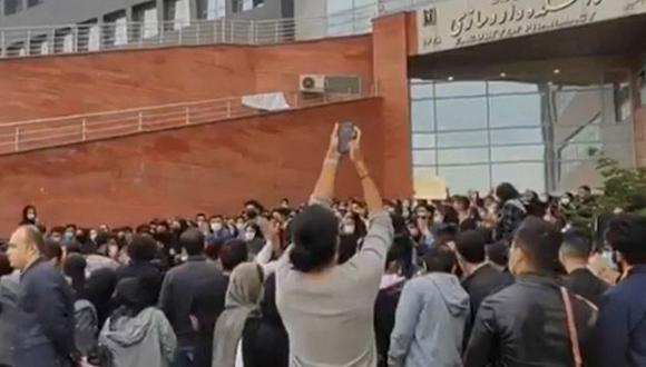 Estudiantes protestando frente a la universidad de ciencias médicas en la ciudad de Tabriz, en el noroeste de Irán, mientras las protestas nacionales lideradas por mujeres provocadas por la muerte bajo custodia de Mahsa Amini entraron en un sexta semana. (Foto de UGC / AFP)