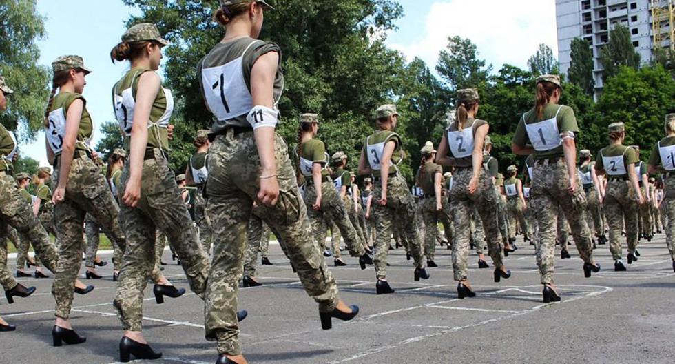Una fotografía publicada por el servicio de prensa del Ministerio de Defensa de Ucrania el 2 de julio de 2021 muestra a las soldados ucranianas con tacones mientras participaban en el ensayo del desfile militar en Kiev. (AFP).