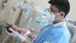 Nació prematuro y ahora es pediatra del hospital que le salvó la vida