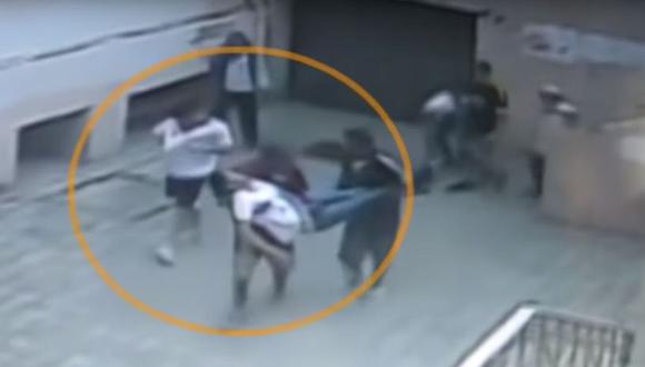 El joven fue empujado por unas escaleras, lo que provocó que su cabeza impactara contra un muro de cemento. (Foto: YouTube/RedeTV)