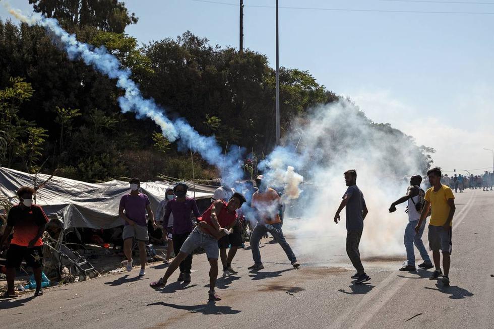 Refugiados del campo destruido de Moria se enfrentan con la policía en la isla de Lesbos, Grecia. (REUTERS/Alkis Konstantinidis).