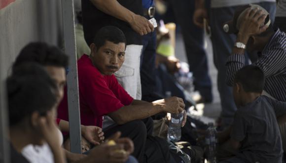 Centroamericanos esperan recibir una visa humanitaria o de asilo en la oficina de inmigración en el puente internacional México-Guatemala. (Foto: AFP)