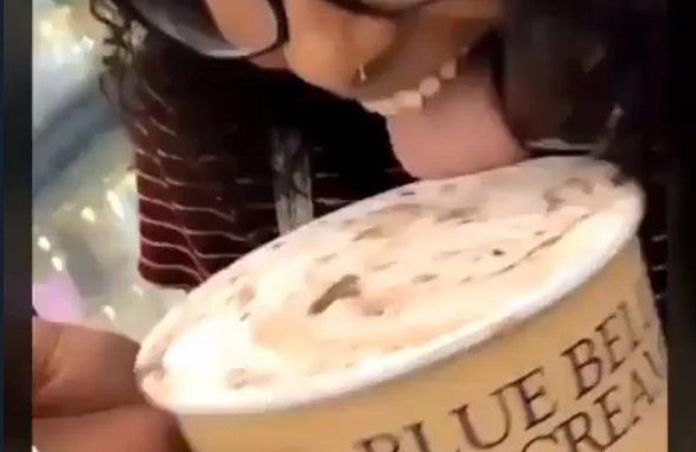 Mujer se enfrenta a 20 años de prisión por lamer un helado en Walmart y devolverlo a su estante. (Twitter)