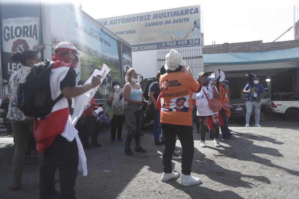Un grupo, comandado por mujeres, llegó hasta el penal Barbadillo para expresar su apoyo a Alberto Fujimori (Hugo Pérez / @photo.gec)
