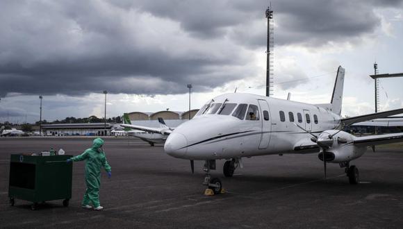 Imagen referencial. Personal médico espera la llegada de pacientes con coronavirus en un avión ambulancia el viernes 22 de mayo de 2020, en Brasil. (EFE/ Raphael Alves)