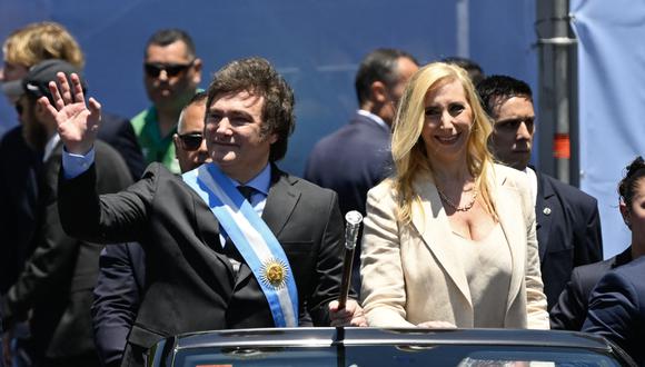 El nuevo presidente de Argentina, Javier Milei, saluda a la multitud junto a su hermana, Karina Milei, cuando salen del Congreso en un automóvil abierto. (Foto de Luis ROBAYO/AFP).