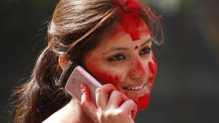 Prohíben a mujeres usar teléfono celular