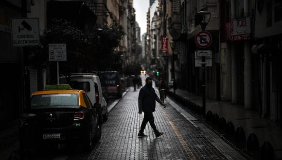 Una persona camina por una calle de Buenos Aires, Argentina, en pleno confinamiento estricto dictado por el gobierno para intentar bajar los contagios de coronavirus Covid-19. (EFE/ Juan Ignacio Roncoroni).
