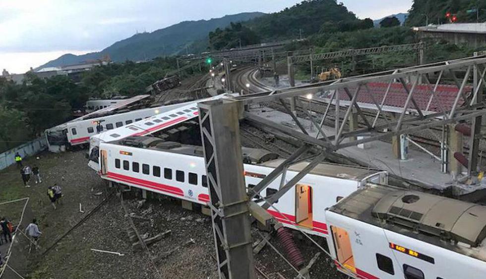 Al menos 17 personas han muerto y más de un centenar resultaron heridas al descarrilar un tren cerca de Taipei, anunció la Oficina de Información del Gobierno. (Foto: Facebook/李麗華)