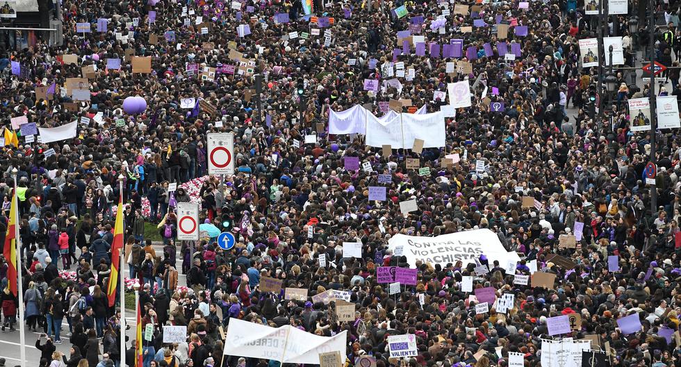 La gente marcha durante una manifestación con motivo del Día Internacional de la Mujer en Madrid (España), el 8 de marzo de 2020. (PIERRE-PHILIPPE MARCOU / AFP).