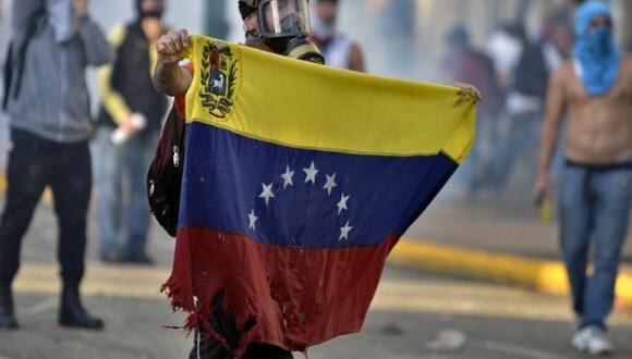 Se suma una víctima más de la represión policial autorizada por el gobierno venezolano. (Foto: AFP)