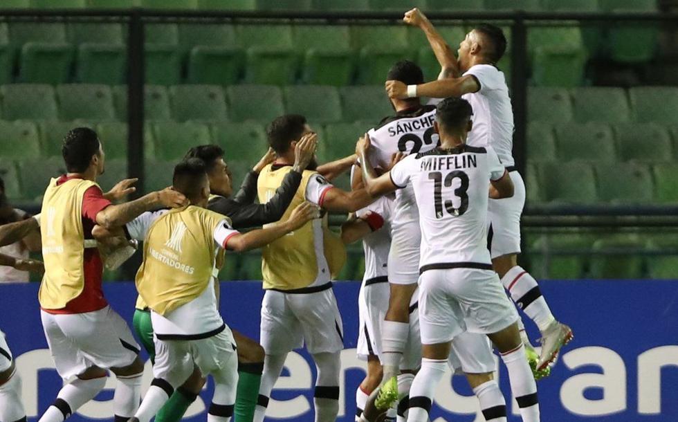 Melgar avanzó a la fase de grupos de la Copa Libertadores pese a caer 2-1 ante Caracas. (EFE)