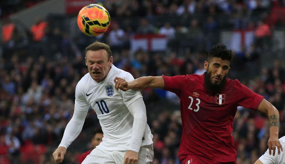 Wayne Rooney no estuvo en una buena tarde con la camiseta de Inglaterra. (AFP)