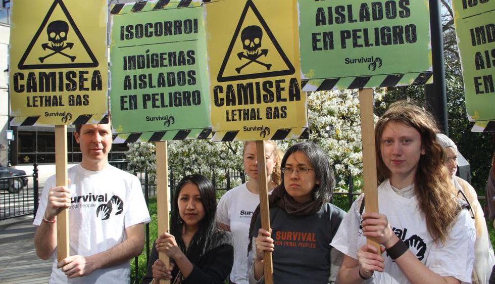 Los manifestantes se vistieron como trabajadores del proyecto y rechazaron la injerencia de las empresas privadas en el territorio de indígenas aislados. (Survival)
