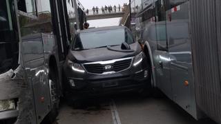 Auto invadió carril del Metropolitano y quedó atrapado entre dos buses en SMP