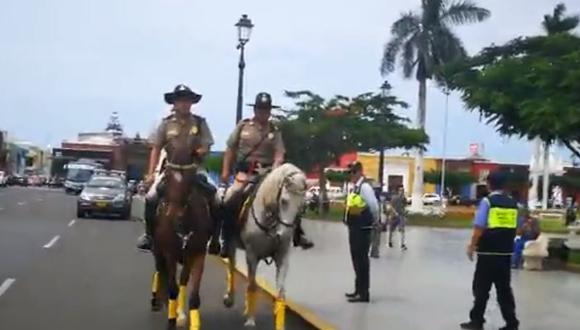 Policía montada a caballo en plenas labores en Trujillo. (Captura/RPP)
