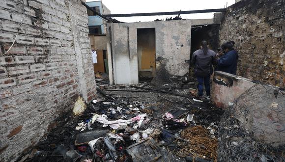 A cenizas quedó reducida la casa de la víctima a la que su expareja le quemó su casa. (Foto: GEC)