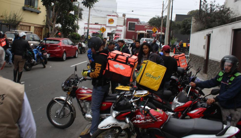 Fiscalizadores municipales y policías de tránsito intervinieron a los motociclistas. (Difusión)